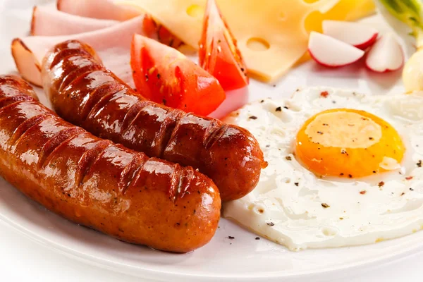 Leckeres Essen Mit Wurst Spiegelei Schinken Käse Und Gemüse — Stockfoto