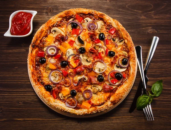 Pizza Met Salami Olijven Houten Ondergrond Met Bestek — Stockfoto