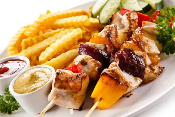 Shashlik Parrilla Pinchos Servidos Con Salsas Papas Fritas Onduladas — Foto de Stock