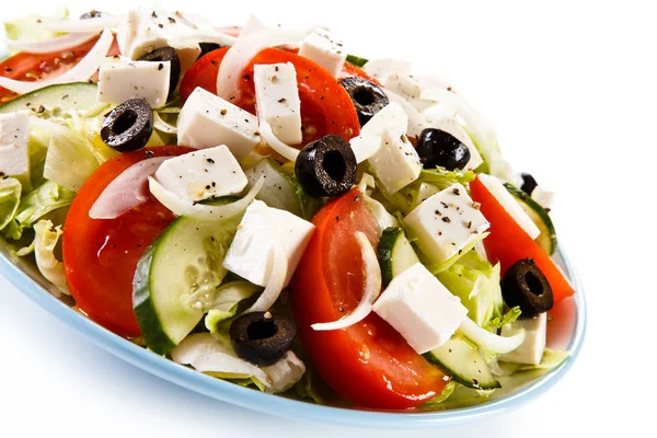 ヘルシーなギリシャのサラダはホワイトプレートで提供 — ストック写真