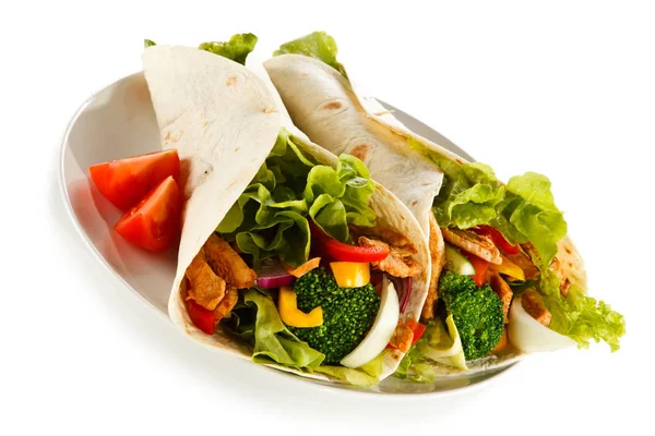 Burrito Met Kippenvlees Groenten Geserveerd Wit Bord — Stockfoto