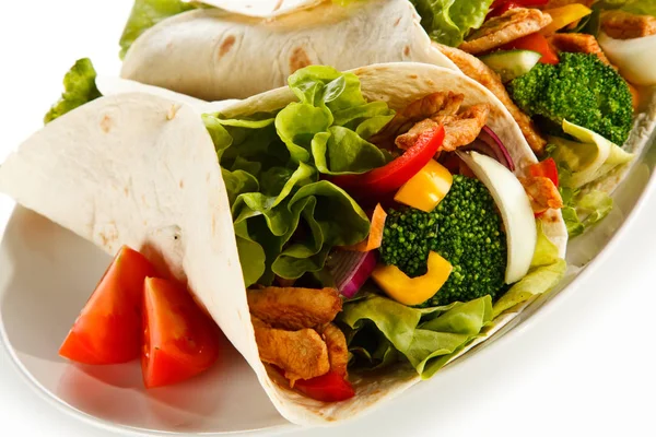 Burritos Med Kycklingkött Och Grönsaker Serveras Vitplåt — Stockfoto