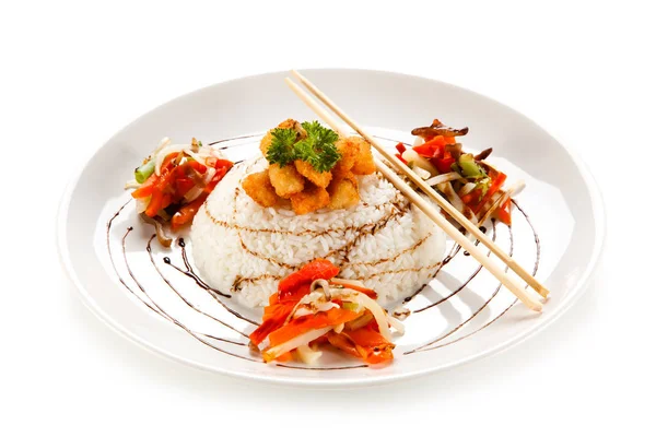 Asijské Jídlo Rýží Kuřecími Nugetami Salátem Podávané Hůlkami Bílém Talíři — Stock fotografie