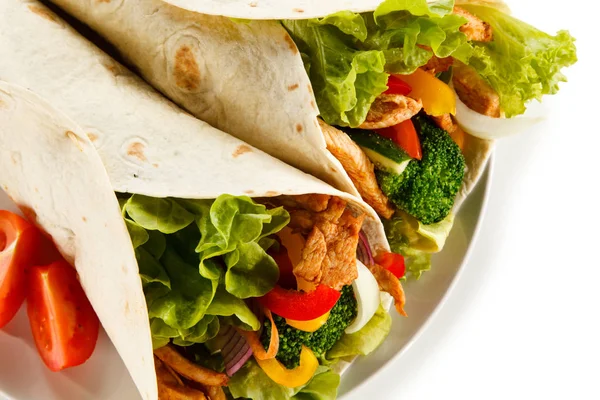 Burritos Med Kycklingkött Och Grönsaker Serveras Vitplåt — Stockfoto