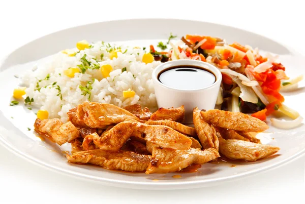 Prato Asiático Com Frango Arroz Com Milho Salada Servida Com — Fotografia de Stock