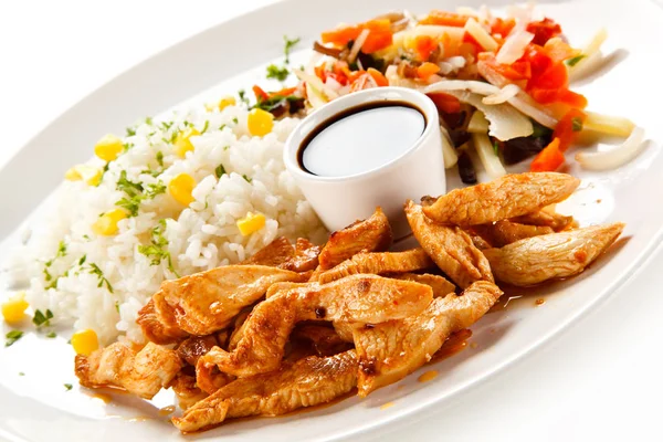 Plato Asiático Con Pollo Arroz Con Maíz Ensalada Servida Con —  Fotos de Stock