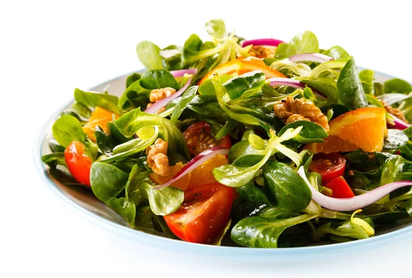 Salada Vegetariana Com Legumes Frutas Nozes Servidos Prato Branco — Fotografia de Stock