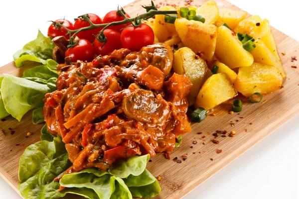 Batatas Fritas Com Ensopado Servido Tábua Madeira Com Alface Tomate — Fotografia de Stock