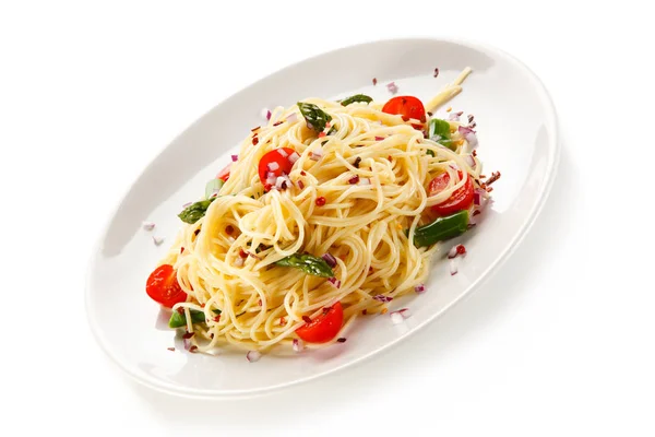 Vegetarische Spaghetti Met Kerstomaten Asperges Geserveerd Wit Bord — Stockfoto