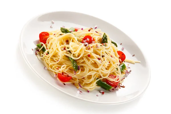 Spaghetti Vegetariani Con Pomodorini Asparagi Serviti Piatto Bianco — Foto Stock