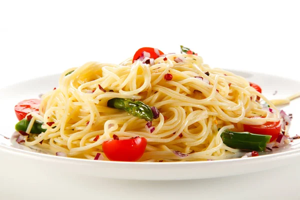 Vegetáriánus Spagetti Cseresznyés Paradicsommal Spárgával Fehér Tálcán — Stock Fotó