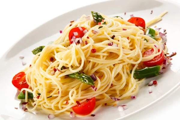 Espaguetis Vegetarianos Con Tomates Cherry Espárragos Servidos Plato Blanco —  Fotos de Stock