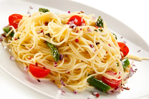 Vegetáriánus Spagetti Cseresznyés Paradicsommal Spárgával Fehér Tálcán — Stock Fotó