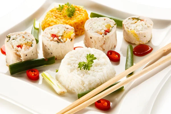 Азиатское Блюдо Риса Рыбы Подается Овощами Палочками — стоковое фото