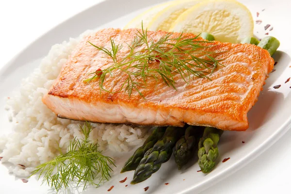 Bife Salmão Frito Com Espargos Arroz Prato Branco — Fotografia de Stock