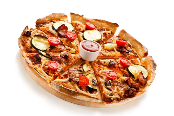 Pizza Com Salame Tomate Abobrinha Queijo Tábua Madeira — Fotografia de Stock