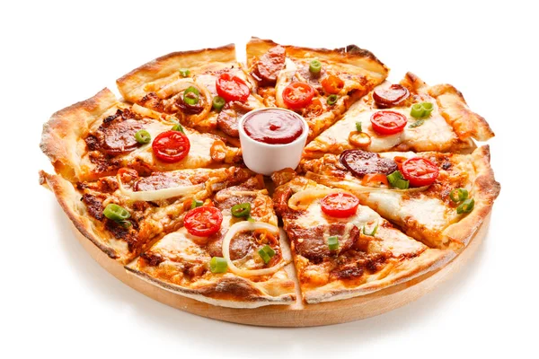 Pizza Mit Salami Tomaten Und Käse Auf Holzbrett — Stockfoto