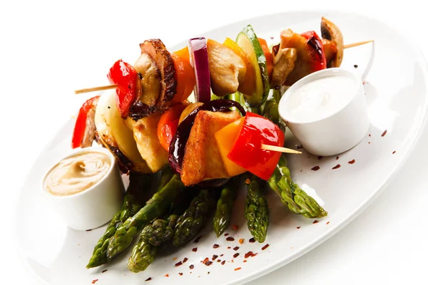 Viande Légumes Grillés Sur Brochettes Avec Sauces Asperges Sur Assiette — Photo