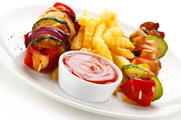 Carne Grelhada Legumes Espetos Com Batatas Fritas Prato Branco — Fotografia de Stock