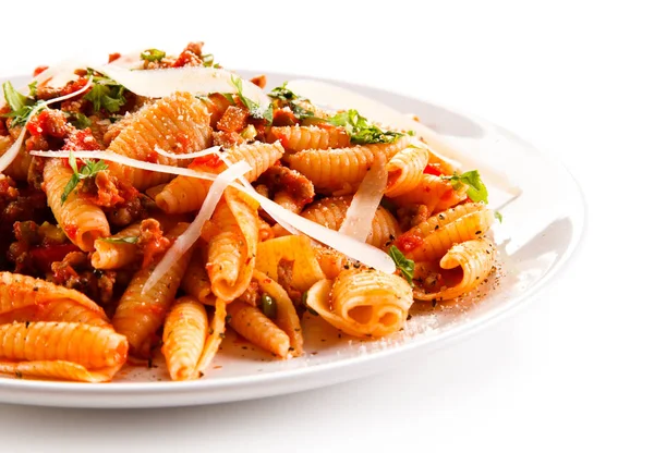 Muschelmakkaroni Mit Fleischsoße Kräutern Und Parmesan — Stockfoto