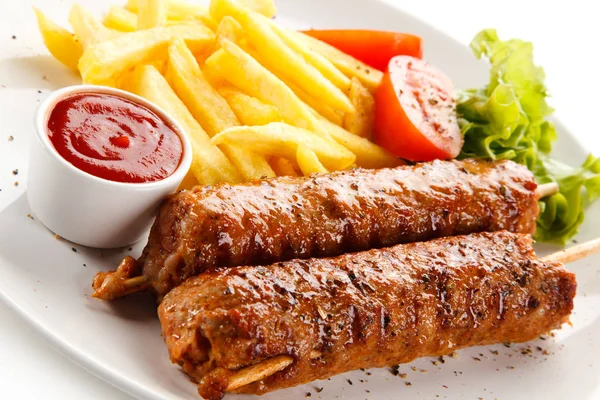 Kebab Maiale Spiedini Serviti Con Salsa Patatine Fritte Lattuga Pomodoro — Foto Stock