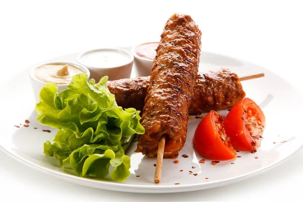 Svinekød Kebab Spyd Serveret Med Saucer Salat Tomat Hvid Tallerken - Stock-foto