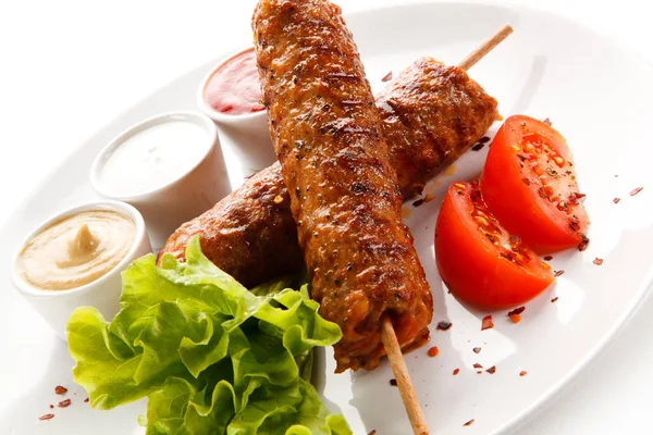 Kebabs Porco Espetos Servidos Com Molhos Alface Tomate Prato Branco — Fotografia de Stock