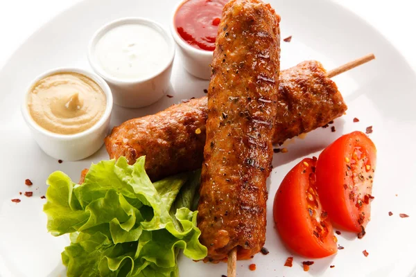 Vepřové Kebaby Špejlích Podávané Omáčkou Salátem Rajčaty Bílém Talíři — Stock fotografie