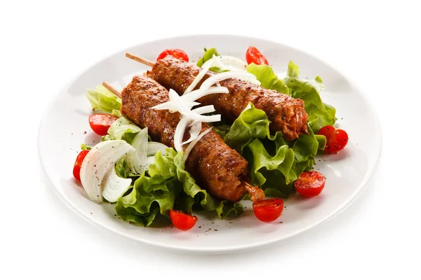 Kebabs Porco Espetos Servidos Com Alface Tomate Cebola — Fotografia de Stock