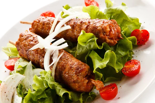 Kebabs Porco Espetos Servidos Com Alface Tomate Cebola — Fotografia de Stock