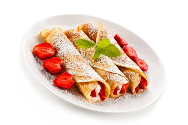 Gedrehte Crêpes Mit Erdbeeren Und Sahne — Stockfoto