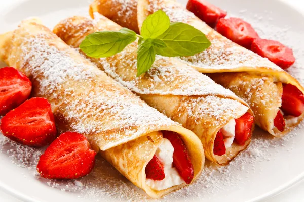 Gedraaide Crêpes Met Aardbeien Room — Stockfoto