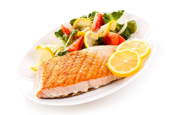 Grilled Salmon Fillet Chopped Tomatoes Spinach Sliced Lemon Plate — Stock Photo, Image