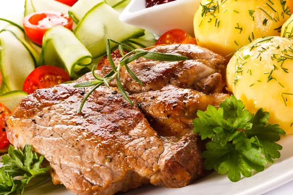 Boeuf Frit Avec Pommes Terre Entières Bouillies Concombres Tomates Dans — Photo