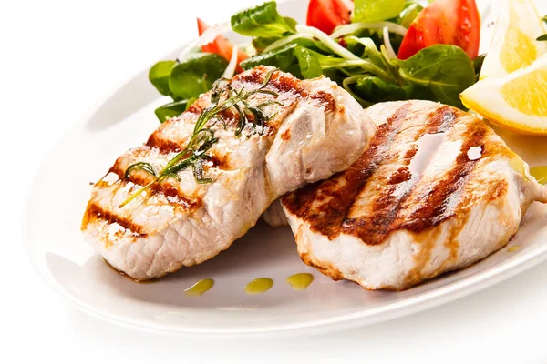 Filetes Cerdo Parrilla Con Espinacas Tomates Limón Plato Blanco —  Fotos de Stock