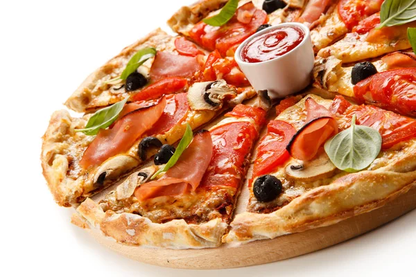 Pizza Mit Schinken Oliven Pilzen Basilikumblättern Tomaten Auf Holzbrett Auf — Stockfoto