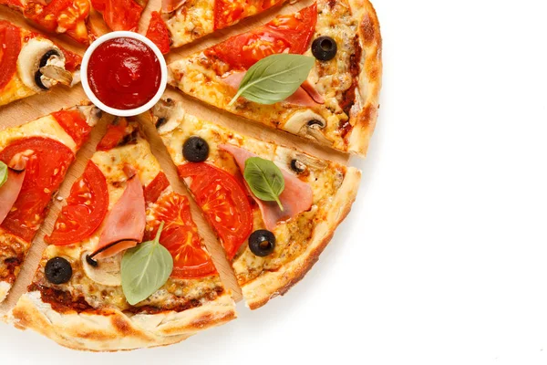 Pizza Mit Schinken Oliven Pilzen Basilikumblättern Tomaten Auf Holzbrett Auf — Stockfoto