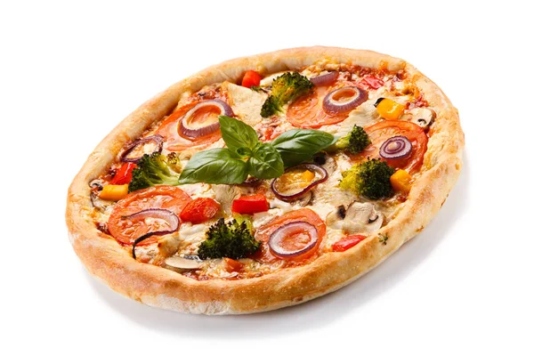 Pizza Mit Huhn Brokkoli Tomaten Paprika Und Zwiebeln Isoliert Auf — Stockfoto