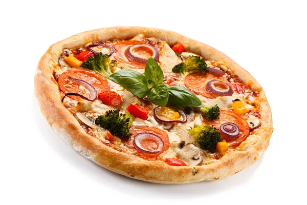 Pizza Mit Huhn Brokkoli Tomaten Paprika Und Zwiebeln Isoliert Auf — Stockfoto