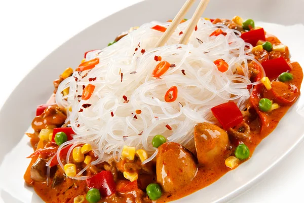Baharatlı Asya Yemeği Haşlanmış Sebzeli Pirinç Spagettisi Beyaz Tabakta Çubuklarla — Stok fotoğraf