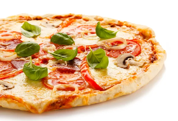 Frisch Gebackene Pizza Mit Salami Und Gemüse Isoliert Auf Weißem — Stockfoto