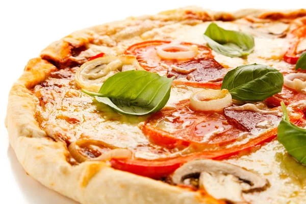 Świeża Pizza Pieczona Salami Warzywami Białym Tle — Zdjęcie stockowe