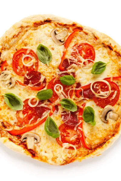 Frisch Gebackene Pizza Mit Salami Und Gemüse Isoliert Auf Weißem — Stockfoto