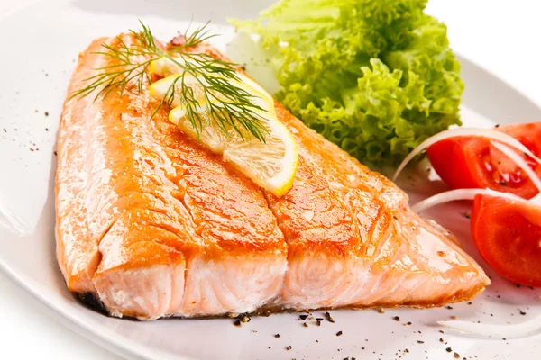 おいしい焼き魚と新鮮な野菜 — ストック写真