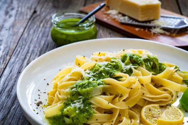 Tagliatelle Bazalkovou Pesto Omáčkou Dřevěném Stole — Stock fotografie