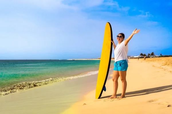 Hermosa Mujer Sosteniendo Tabla Surf Pie Soleada Playa Santa Maria —  Fotos de Stock