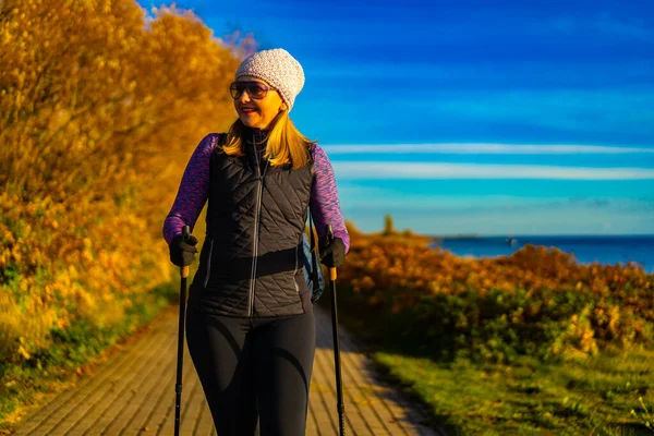 Nordic Walking Bella Donna Che Allena Vicino Mare — Foto Stock