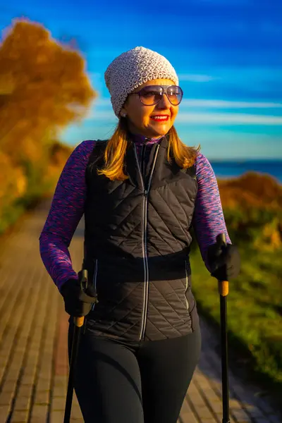 Σκανδιναβικό Περπάτημα Όμορφη Γυναίκα Άσκηση Από Θάλασσα — Φωτογραφία Αρχείου