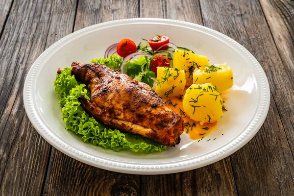 Gekookte Konijnendijen Met Aardappelen Verse Groentesalade Houten Tafel — Stockfoto