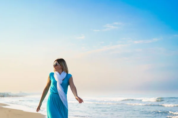 Vacanze Mare Donna Che Cammina Sulla Spiaggia — Foto Stock